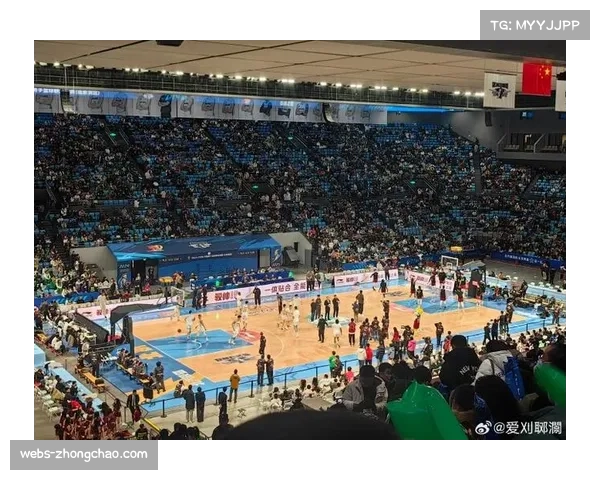 【2026年4月CBA联赛·赛中·花絮特写：沈阳辽宁体育馆万名球迷高唱队歌，为客队营造“最强声浪”